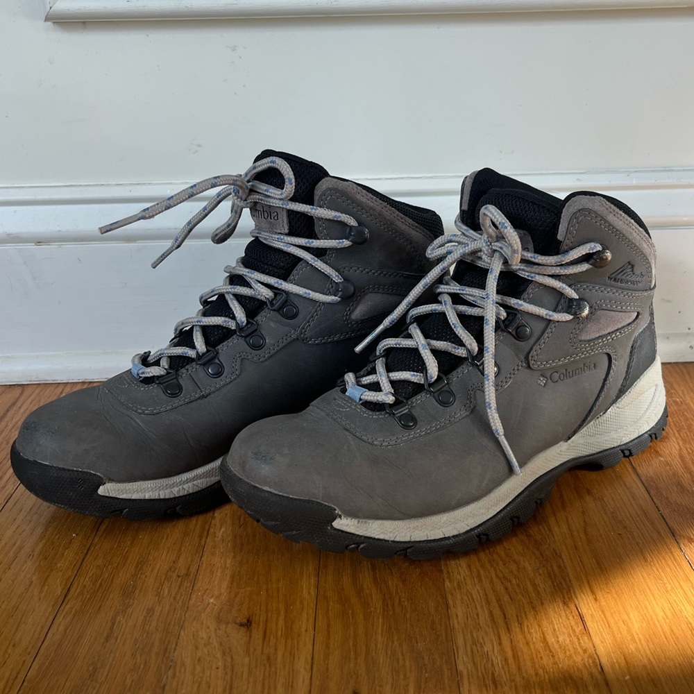Columbia Women’s Waterproof Newton Ridge hiking boots, size 9